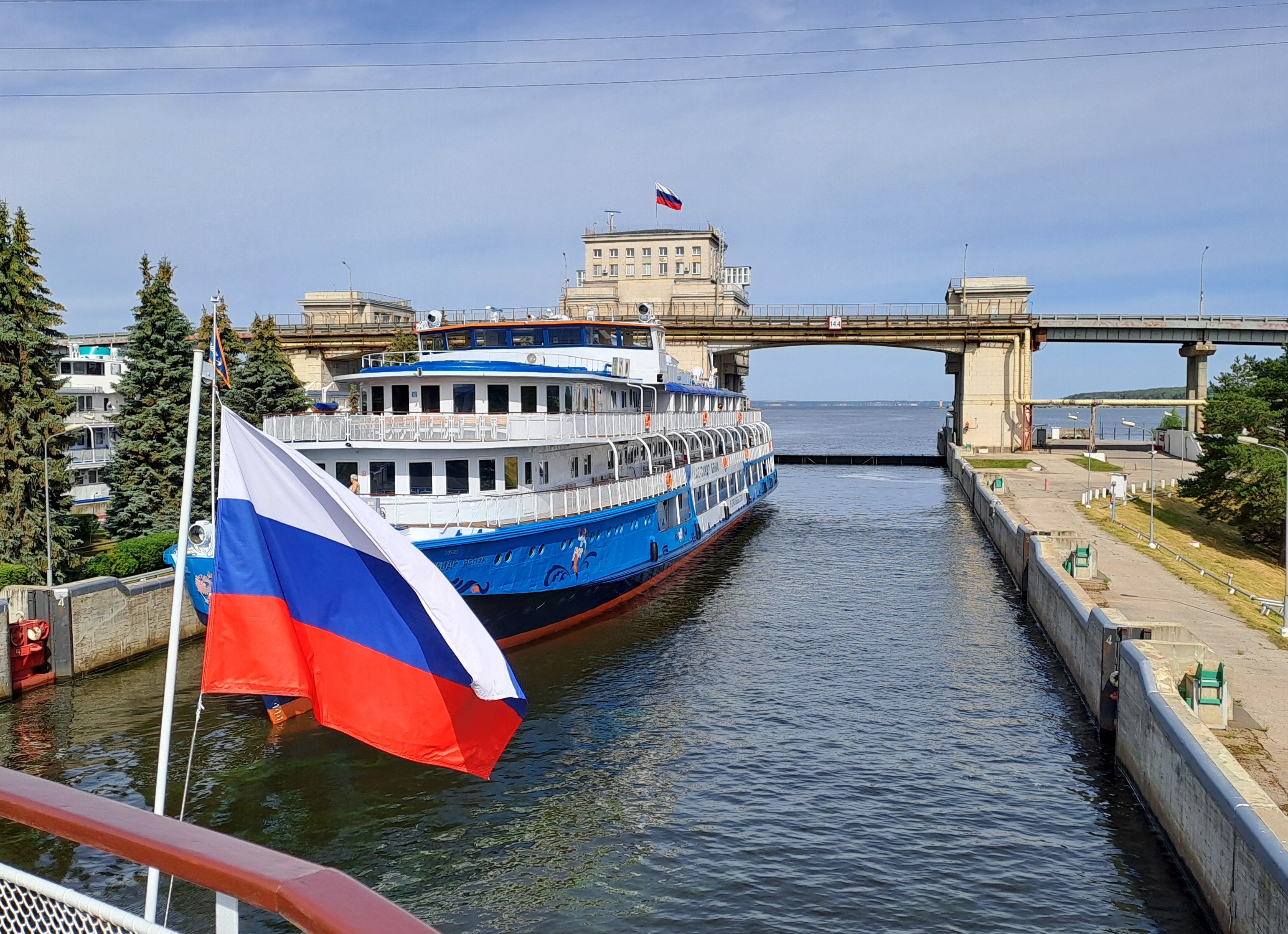Компас с сине-красной стрелкой был мечтой многих мальчишек. Ещё у меня был с фосфорной стрелкой, она светилась в темноте