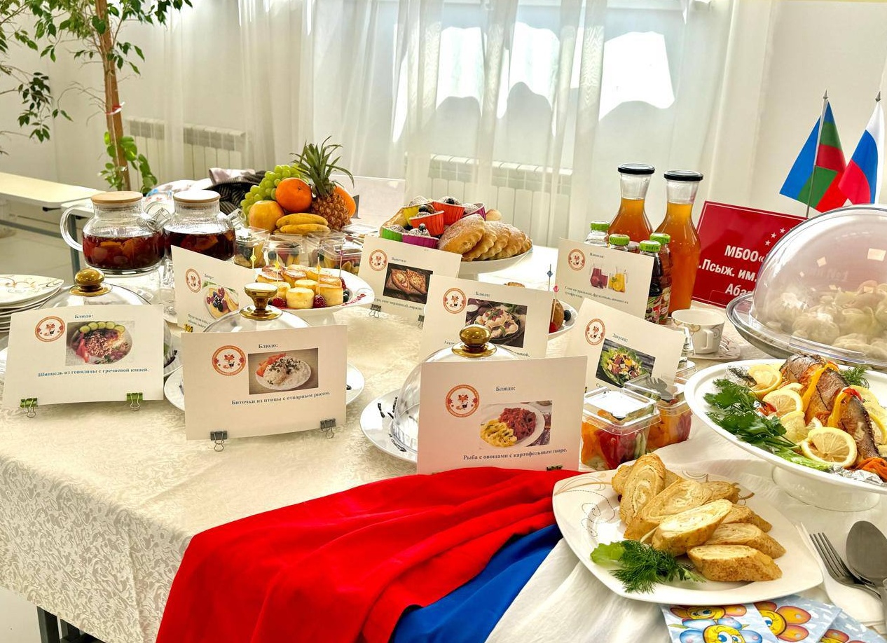 Школьная столовка.</p>
<p>Та самая пюрешка с котлеткой, вкусные булки, коржики и какао поварёшкой