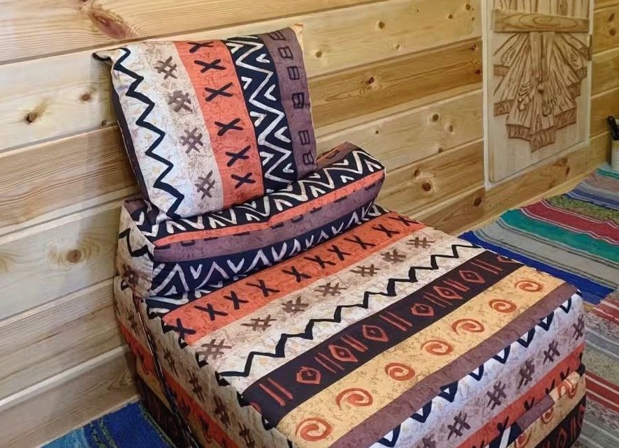 Неубиваемое советское кресло-кровать. До сих пор у многих в деревне стоит. В детстве классно было на нём спать, а вот взрослому тесновато