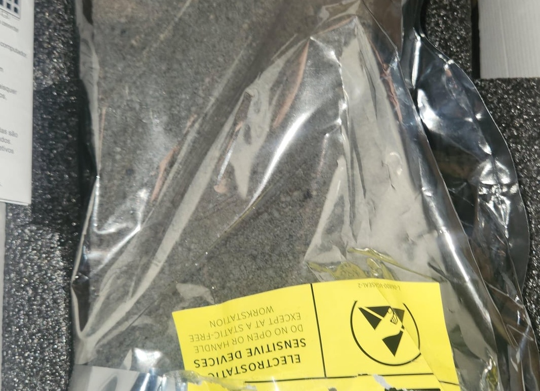 «Нищий» СССР - у них даже пакетов не было. В магазинах основной упаковкой была бумага.</p>
<p>В неё заворачивали всё, от гвоздей до продуктов