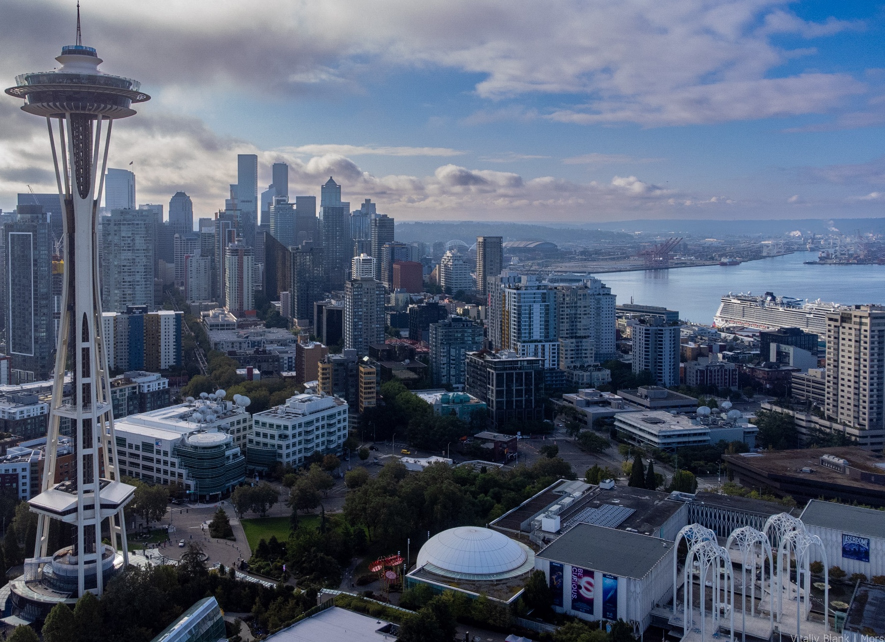 В Родину влюблён давно.</p>
<p>Да, порой безответно. Но даже в мыслях никогда не было стыдиться тем, что я русский