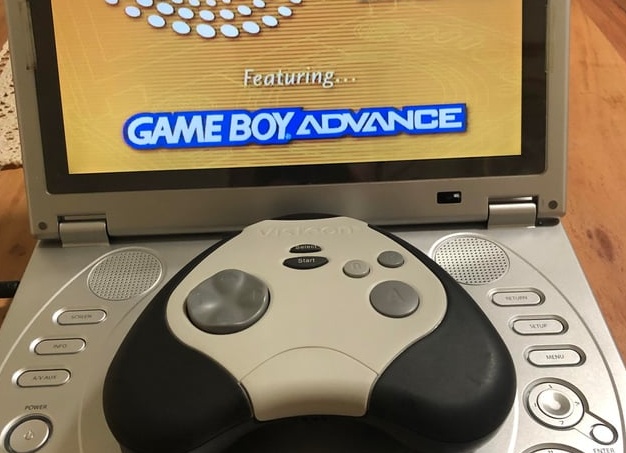 Портативный DVD-шник. В нулевые был мечтой таксистов и вахтовиков. BBK ел даже самые потрёпанные диски