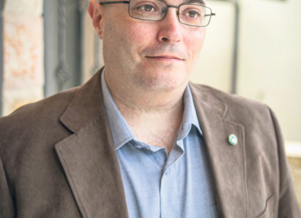 Ходят слухи, что в СССР сначала появлялся вот такой стол-книжка, а потом вокруг него уже строили квартиру