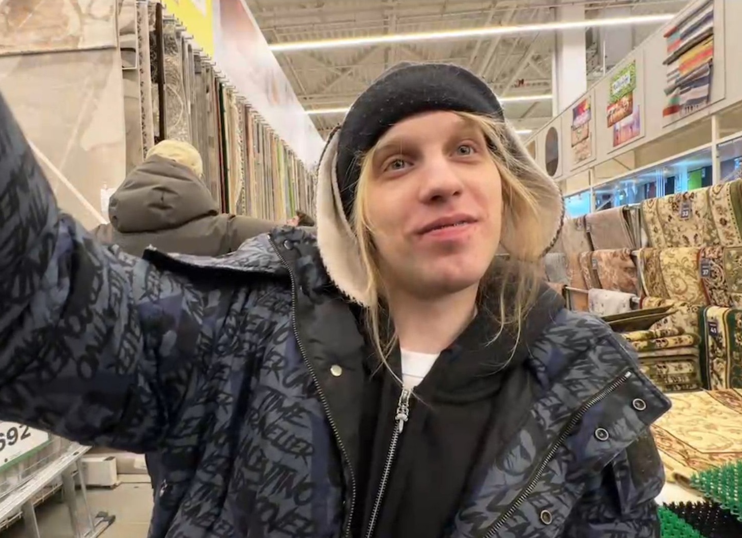 Мобильников не было.</p>
<p>Был ковёр из СССР. Просыпаясь, рисовали узоры пальцем