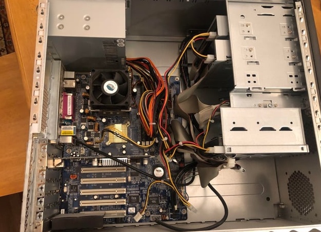 Это не компьютер привезли, это бабушка пирожков напекла. И только попробуй выйти из-за стола голодным